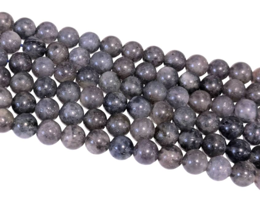 Cordierita Lolite A, contas de 8 mm em um fio de 40 cm.