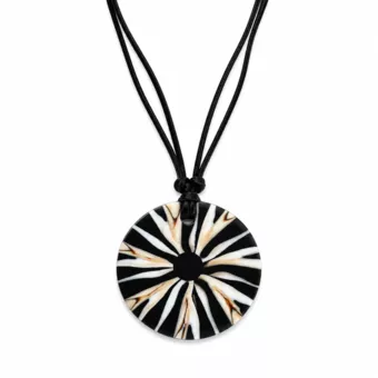 Colar de madrepérola com cordão de veludo