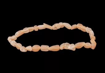 Pulseira de pedra da lua rosa com pedras laminadas