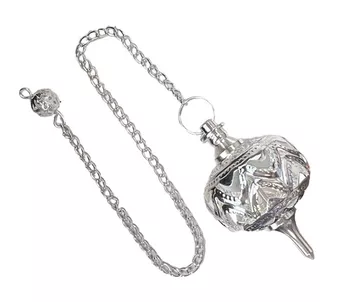 Esfera de pêndulo em latão prateado e metal a céu aberto