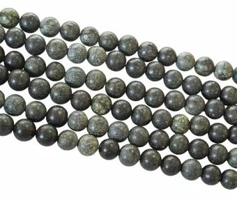 Contas peruanas serpentinas, 6 mm, em um fio de 40 cm.