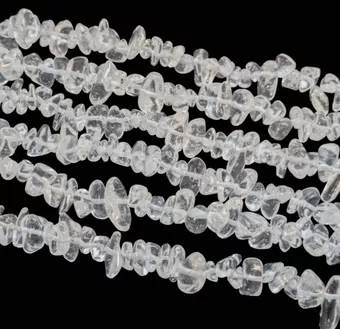 Lascas de cristal de rocha de 6 a 12 mm em fio de 80 cm.