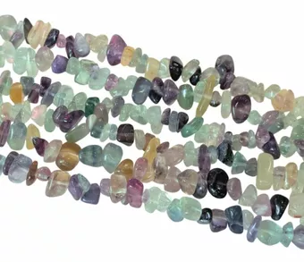 Lascas de fluorita AA multicoloridas de 3 a 8 mm em fio de 80 cm.