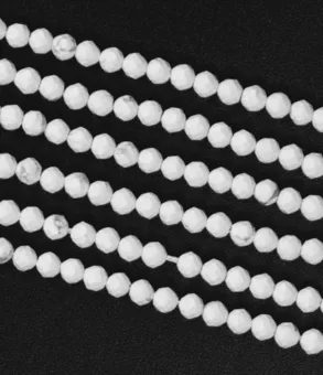 Fio de Contas Redondas Facetadas de Howlita A 3 mm