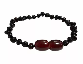 Pulseira de bebê em âmbar báltico com fecho de rosca e detalhe de cereja.