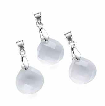 Conjunto de 3 pingentes facetados em cristal de rocha com formato de gota plana.