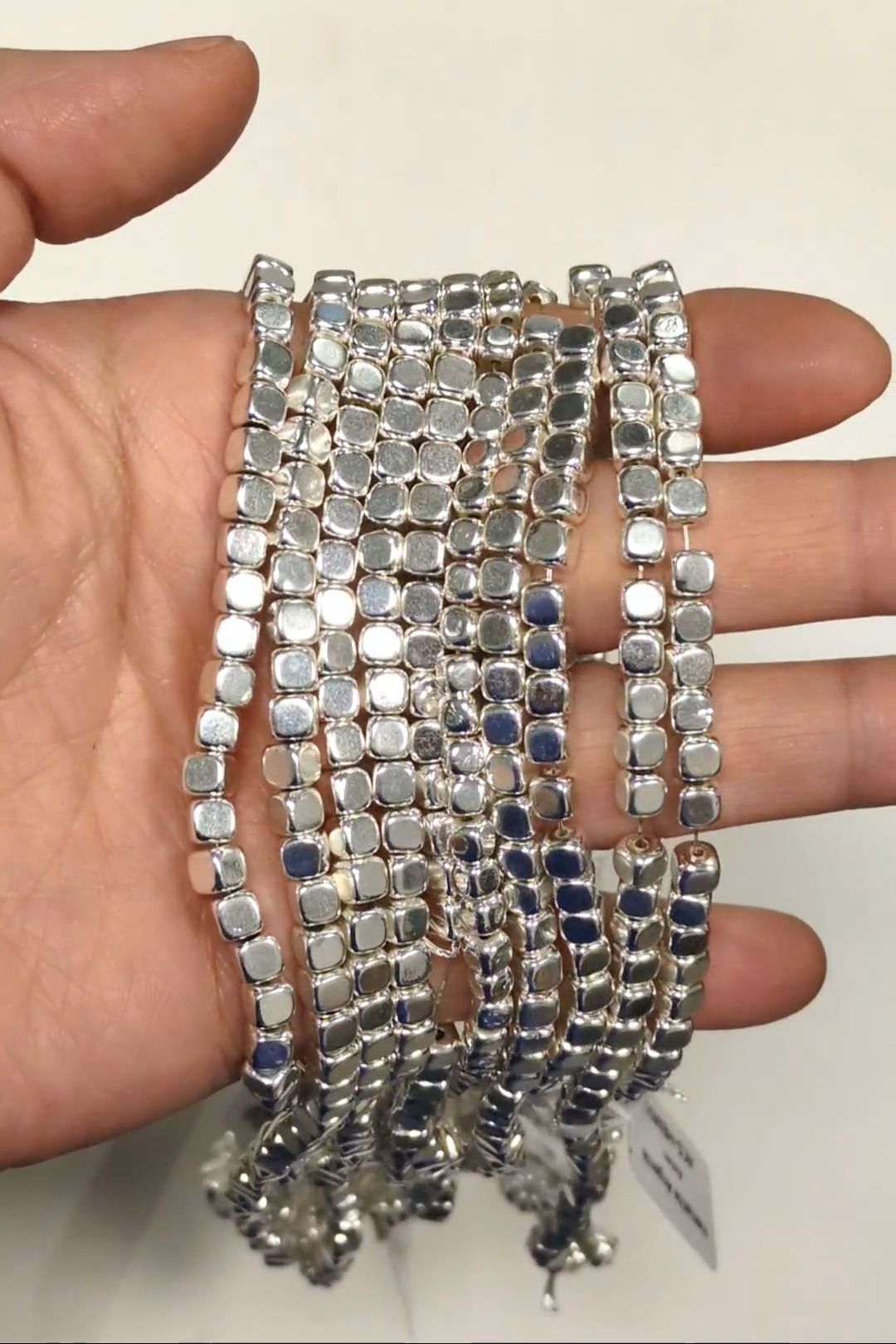 Contas espaçadoras quadradas arredondadas de hematita prateada – 4 mm