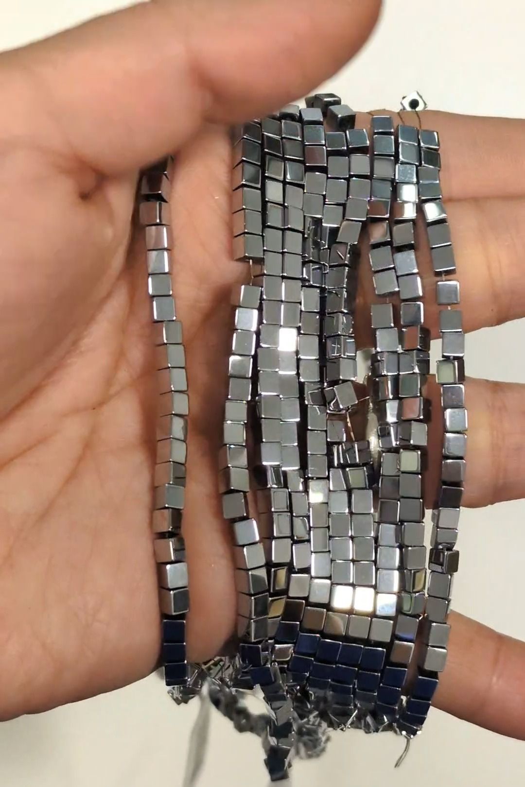 Contas espaçadoras quadradas de hematita prateada – 3×3 mm