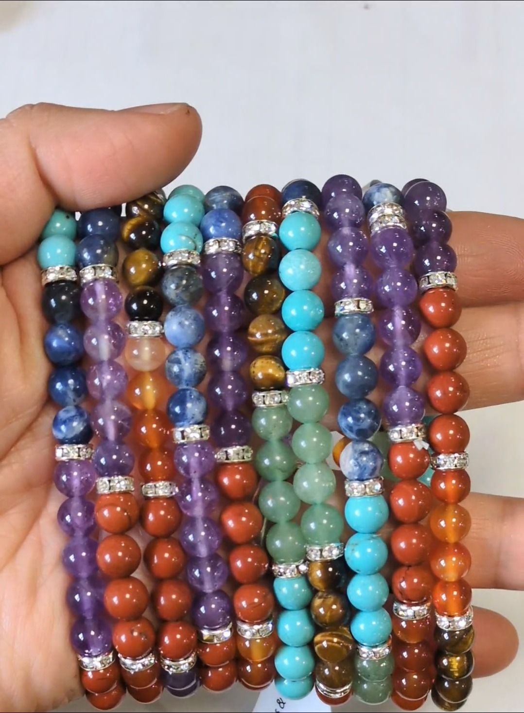 Pulseira com 7 chakras e strass em contas A de 6 mm.