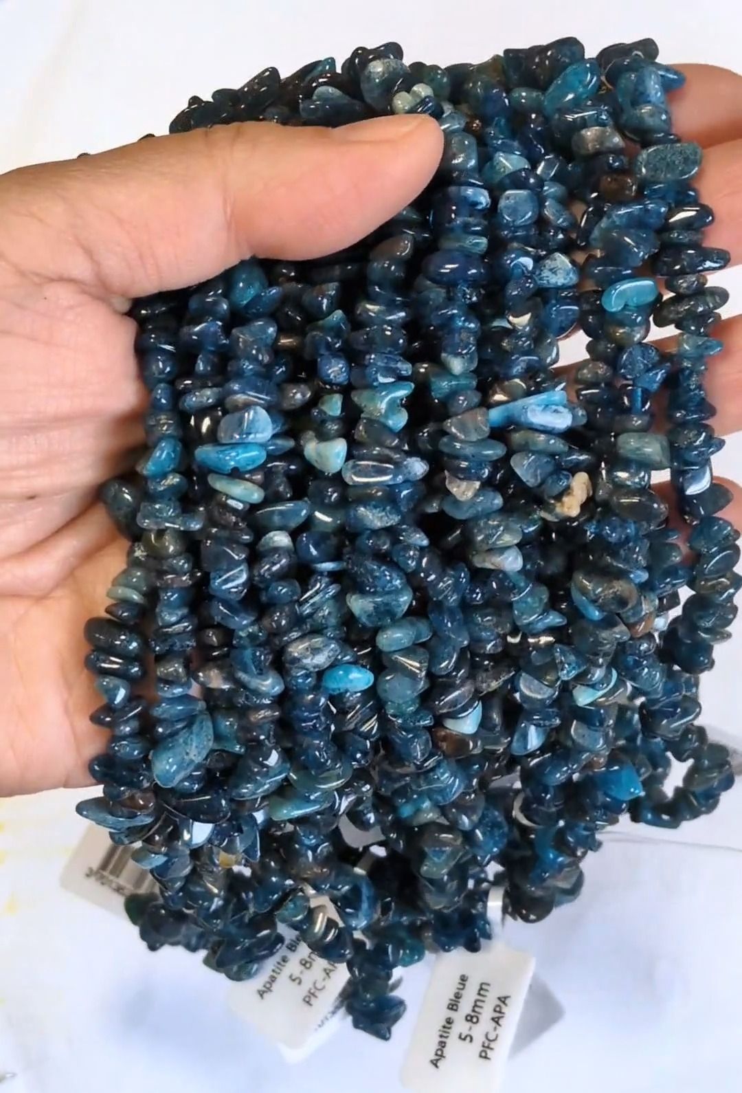 Lascas de Apatite A azul 3-8mm em arame 80cm